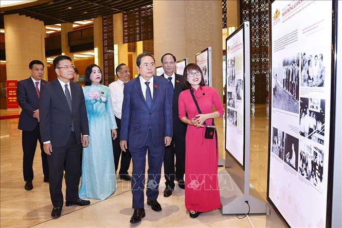 Chủ tịch Quốc hội Trần Thanh Mẫn và đại biểu xem trưng bày ảnh về hoạt động giám sát của Quốc hội. Ảnh: Doãn Tấn - TTXVN
