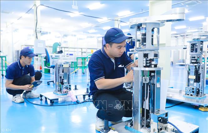 Dây chuyền lắp ráp robot trung chuyển wafer trong ngành bán dẫn. Ảnh: Thành Phương – TTXVN