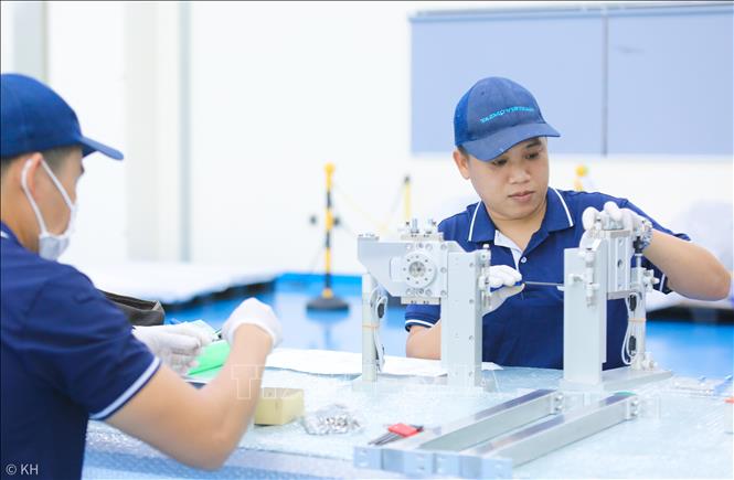 Một công đoạn trong quy trình sản xuất chíp điện tử. Ảnh: Thành Phương – TTXVN