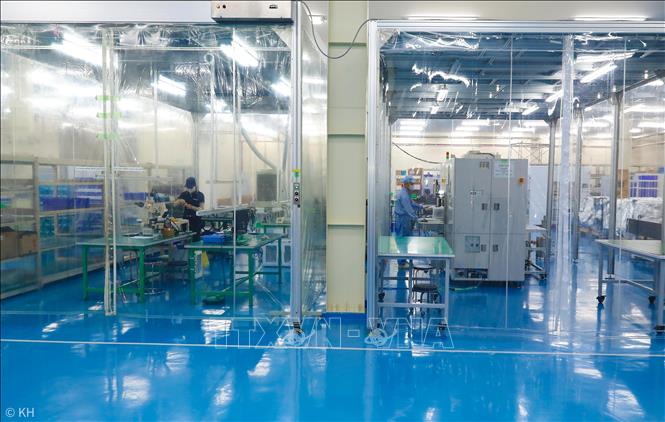 Dây chuyền lắp ráp cụm chi tiết siêu nhỏ đòi hỏi chính xác phục vụ cho sản xuất chíp bán dẫn. Ảnh: Thành Phương – TTXVN