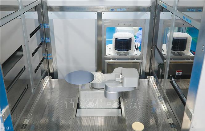 Một công đoạn trong quy trình sản xuất chíp điện tử. Ảnh: Thành Phương – TTXVN