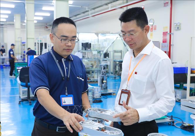 Kiểm tra Robot trung chuyển wafer trong ngành chất bán dẫn. Ảnh: Thành Phương – TTXVN