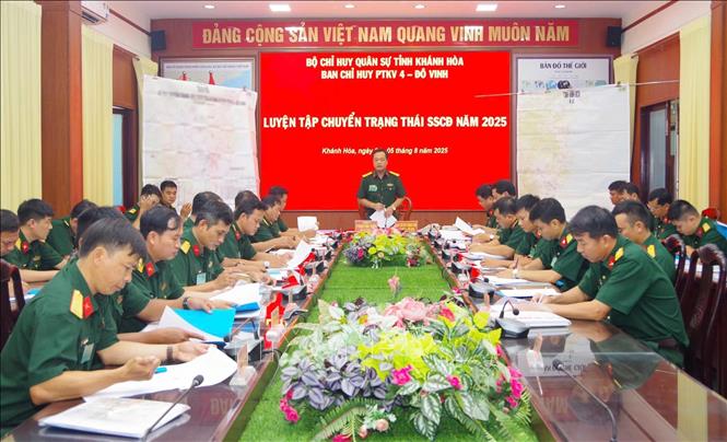 Ban Chỉ huy khu vực phòng thủ 4 - Đô Vinh (tỉnh Khánh Hòa) phổ biến mệnh lệnh luyện tập sẵn sàng chiến đấu. Ảnh: TTXVN phát