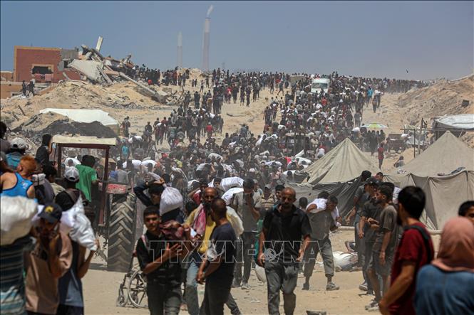Người dân Palestine nhận hàng viện trợ tại Beit Lahia, Dải Gaza ngày 1/8/2025. Ảnh: THX/TTXVN
