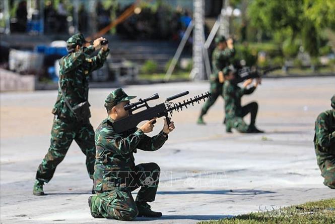 Chiến sĩ công an diễn tập nội dung lực lượng chế áp thiết bị bay không người lái trong khuôn khổ Diễn tập khu vực phòng thủ tỉnh Hòa Bình năm 2024, ngày 3/10/2024. Ảnh: Trọng Đạt-TTXVN