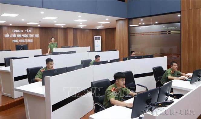 Cán bộ, chiến sĩ phụ trách hoạt động của Trung tâm quản lý, điều hành phương tiện kỹ thuật phòng, chống tội phạm Công an tỉnh Vĩnh Phúc là những kĩ sư công nghệ thông tin có trình độ, nghiệp vụ cao Ảnh: Hoàng Hùng – TTXVN
