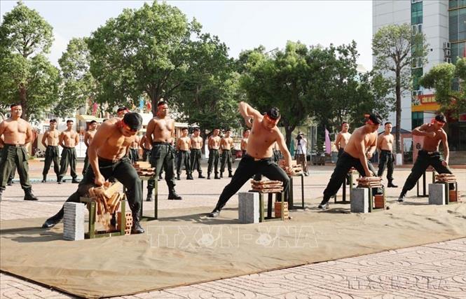 Chiến sĩ cảnh sát cơ động (Công an tỉnh Đắk Lắk) biểu diễn võ thuật. Ảnh: Hoài Thu – TTXVN