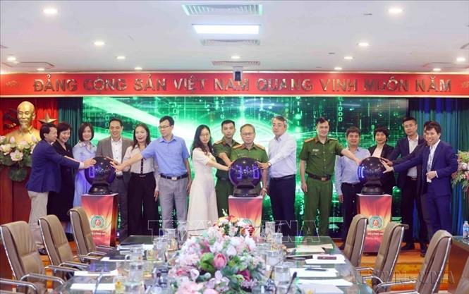 Lễ Công bố triển khai thí điểm cổng ký số từ xa tập trung trên VneID do Cục Cảnh sát quản lý hành chính về trật tự xã hội, Bộ Công an tổ chức (Hà Nội, 22/5/2025). Ảnh: Phạm Kiên – TTXVN