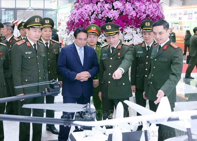 Thủ tướng Phạm Minh Chính tham quan sản phẩm ứng dụng công nghệ cao trưng bày tại Hội nghị Công an toàn quốc lần thứ 80 (Hà Nội, 26/12/2024). Ảnh: Phạm Kiên - TTXVN

