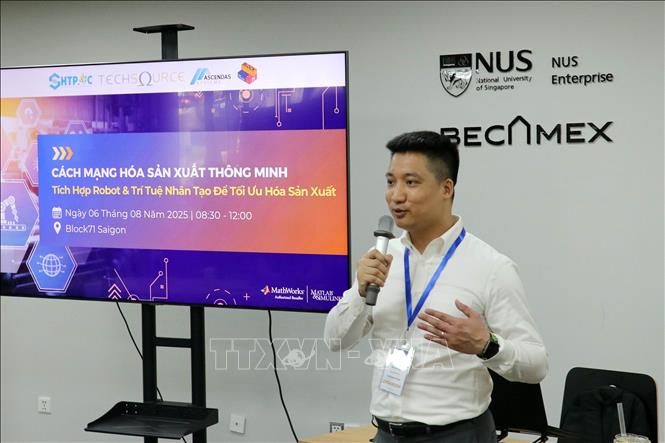 Chuyên giao trao đổi tại Hội thảo. Ảnh: Tiến Lực - TTXVN