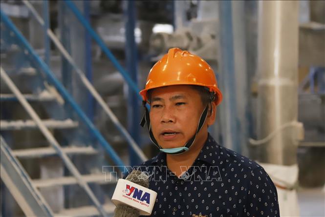 Ông Nguyễn Văn Hiệp, Giám đốc Công ty TNHH MTV Chế biến Bột sắn Sepon, tỉnh Savannakhet, trả lời phỏng vấn. Ảnh: Xuân Tú - PV TTXVN tại Lào