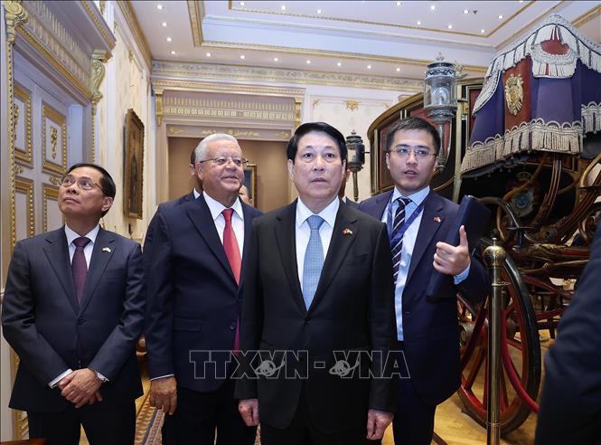 Chủ tịch nước Lương Cường và Chủ tịch Hạ viện Ai Cập Hanafy El-Gebaly tham quan trụ sở Hạ viện Ai Cập. Ảnh: Lâm Khánh – TTXVN