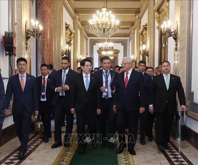 Chủ tịch nước Lương Cường và Chủ tịch Hạ viện Ai Cập Hanafy El-Gebaly tham quan trụ sở Hạ viện Ai Cập. Ảnh: Lâm Khánh – TTXVN