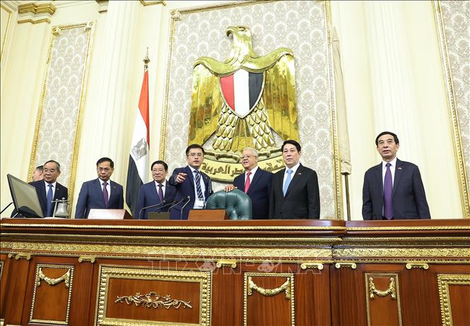 Chủ tịch nước Lương Cường và Chủ tịch Hạ viện Ai Cập Hanafy El-Gebaly tham quan trụ sở Hạ viện Ai Cập. Ảnh: Lâm Khánh – TTXVN