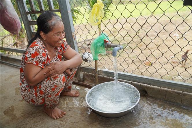 Nước sạch nông thôn được Nhà nước đầu tư các tuyến ống đến từng nhà vùng đồng bào dân tộc thiểu số tại xã Châu Pha. Ảnh: Hoàng Nhị - TTXVN          