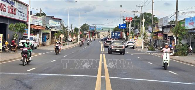Tuyến đường Mỹ Xuân - Ngãi Giao - Hòa Bình đoạn qua xã Ngãi Giao được nâng cấp, mở rộng người dân lưu thông được dễ dàng hơn. Ảnh: Hoàng Nhị - TTXVN