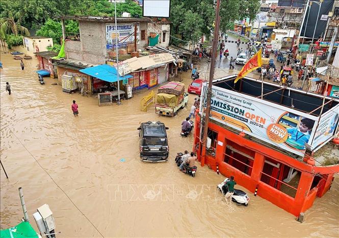 Ngập lụt tại Varanasi, Ấn Độ ngày 4/8/2025. Ảnh: ANI/TTXVN