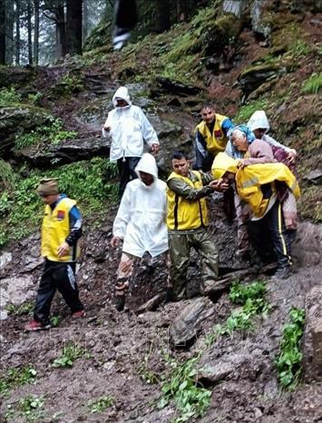 Lực lượng cứu hộ giải cứu người dân tại hiện trường lũ quét ở Dharali, bang Uttarakhand, Ấn Độ ngày 5/8/2025. Ảnh: ANI/TTXVN