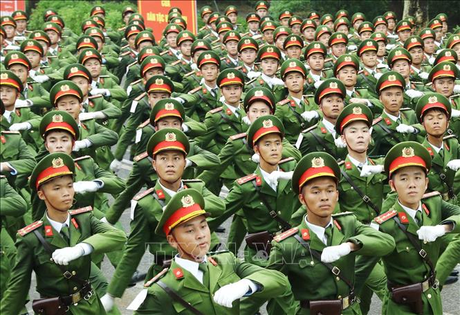 Khối sĩ quan Cảnh sát nhân dân luyện tập trong sáng 6/8.  Ảnh: Trọng Đức - TTXVN