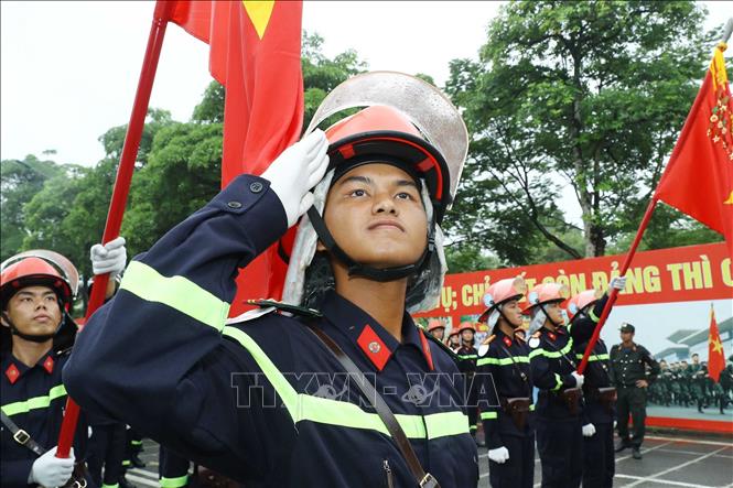 Khối Cảnh sát phòng cháy, chữa cháy và cứu nạn, cứu hộ luyện tập trong sáng 6/8.  Ảnh: Trọng Đức - TTXVN