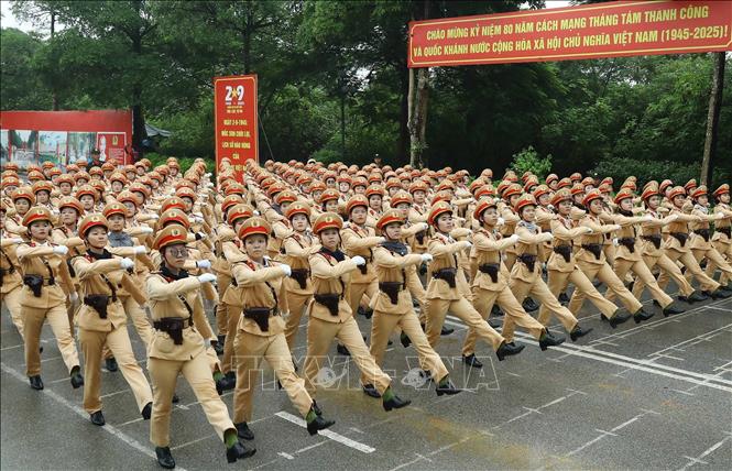 Khối nữ Cảnh sát giao thông luyện tập trong sáng 6/8.  Ảnh: Trọng Đức - TTXVN