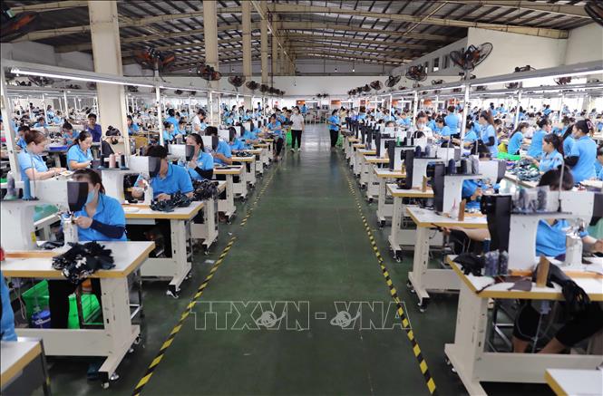 Nhà xưởng tại công ty Giày Viễn Thịnh thiết kế, xây dựng sạch đẹp, an toàn. Ảnh: Thành Phương - TTXVN