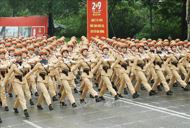 Khối nữ Cảnh sát giao thông luyện tập trong sáng 6/8. Ảnh: Trọng Đức - TTXVN