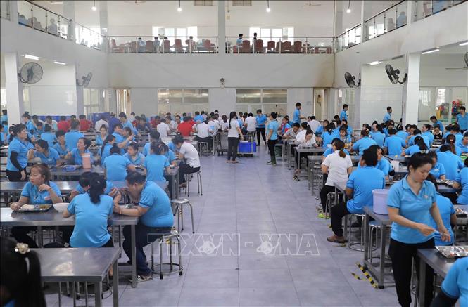 Khu vực ăn trưa của Công ty Giày Viễn Thịnh được bố trí 2 tầng với 2 bên thông gió, thoáng mát, sạch sẽ. Ảnh: Thành Phương - TTXVN