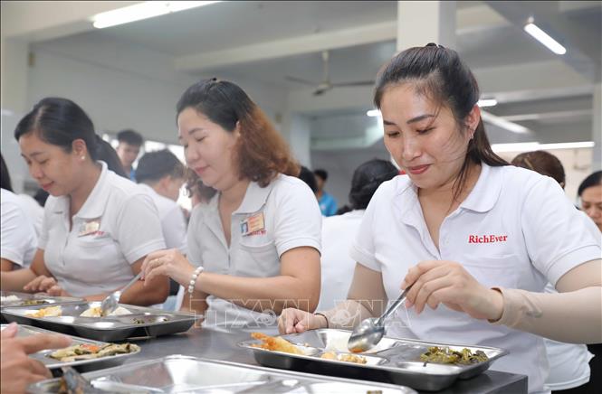 Bữa ăn trưa chất lượng, an toàn của người lao động Công ty Giày Viễn Thịnh. Ảnh: Thành Phương - TTXVN