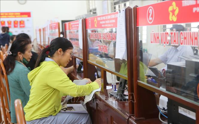 Người dân đến làm thủ tục hành chính công tại phường Thiên Hương. Ảnh: Minh Thu-TTXVN