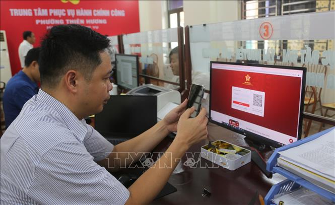 Ông Tạ Hữu Mạnh, chuyên viên phường Thiên Hương đăng nhập cổng dịch vụ công quốc gia để giải quyết thủ tục hành chính liên quan đến lĩnh vực đất đai cho nhân dân. Ảnh: Minh Thu-TTXVN