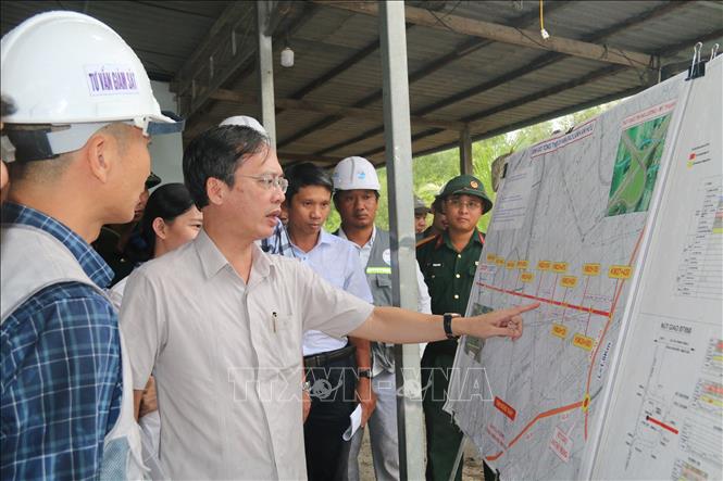Chủ tịch UBND tỉnh Đồng Tháp Trần Trí Quang (thứ 2, trái qua) kiểm tra tiến độ Dự án thành phần 2 thuộc Dự án xây dựng công trình đường bộ cao tốc Cao Lãnh – An Hữu, giai đoạn 1. Ảnh: Đức Tâm – TTXVN