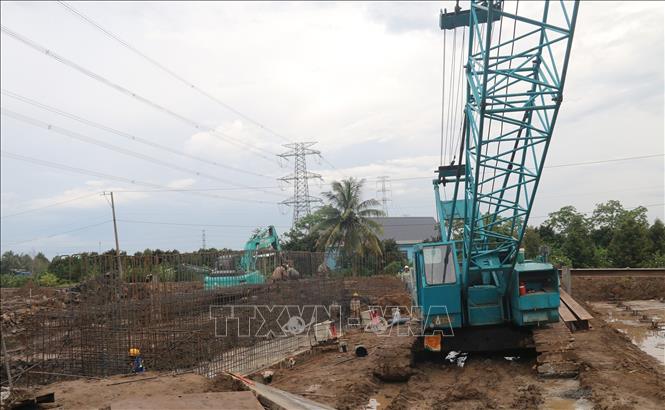 Các hạng mục đang được thi công tại Dự án thành phần 2 cao tốc Cao Lãnh – An Hữu, giai đoạn 1. Ảnh: Đức Tâm – TTXVN