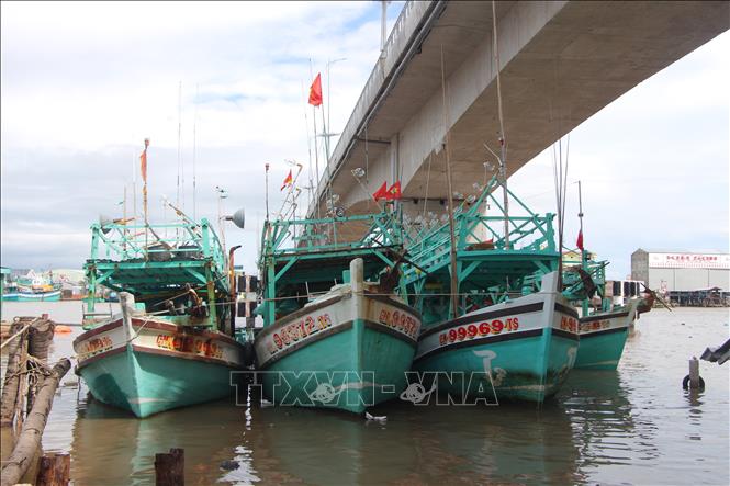 Tàu neo đậu tại cửa biển sông Đốc. Ảnh: Chanh Đa-TTXVN