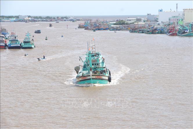 Tàu thuyền khai thác thủy hải sản ra vào tại cửa biển sông Đốc, tỉnh Cà Mau. Ảnh: Chanh Đa-TTXVN