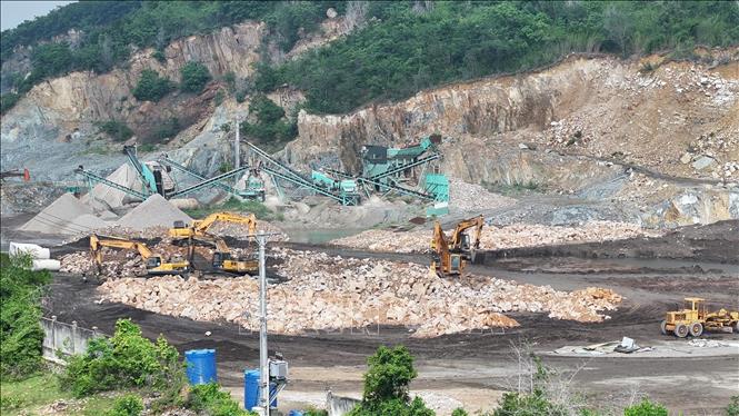 Các hoạt động khai thác khoáng sản trái phép. Ảnh TTXVN phát