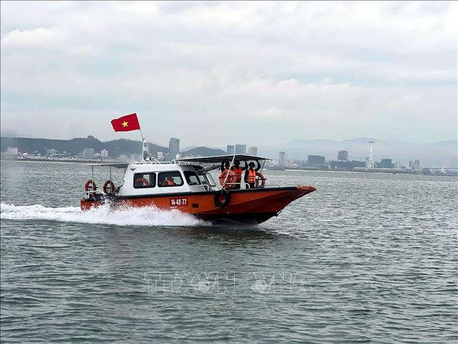 Các xuồng của Bộ Chỉ huy Quân sự tỉnh Quảng Ninh tuần tra trên vịnh Hạ Long. Ảnh: TTXVN phát