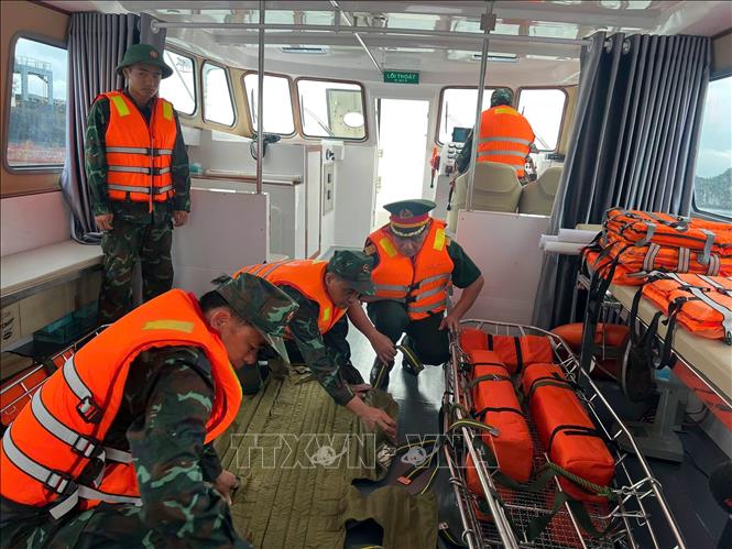 Cán bộ Bộ Chỉ huy Quân sự tỉnh Quảng Ninh kiểm tra các trang thiết bị phục vụ công tác cứu hộ, cứu nạn trên tàu. Ảnh: TTXVN phát