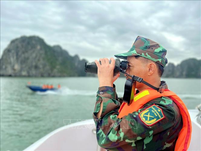 Cán bộ chiến sỹ Bộ Chỉ huy Quân sự tỉnh Quảng Ninh  tham gia tuần tra trên vịnh Hạ Long. Ảnh: TTXVN phát
