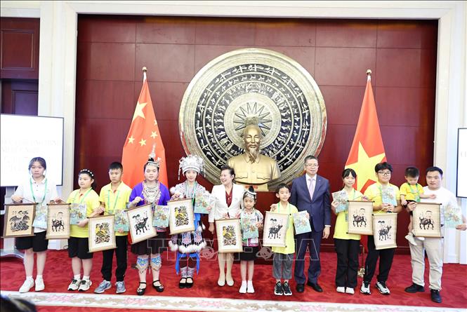 Đại sứ Việt Nam tại Trung Quốc Phạm Thanh Bình tặng tranh Đông Hồ của Việt Nam cho thiếu nhi Trung Quốc. Ảnh: Công Tuyên - PV TTXVN tại Trung Quốc
