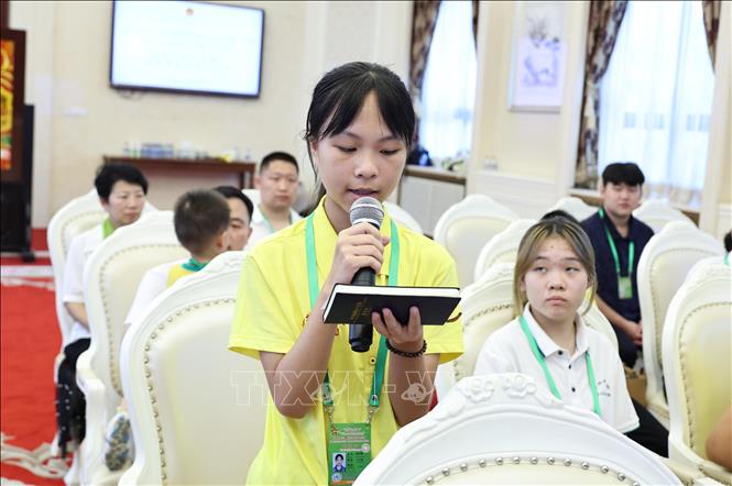 Đại diện thiếu nhi Trung Quốc đặt câu hỏi giao lưu tại chương trình. Ảnh: Công Tuyên - PV TTXVN tại Trung Quốc