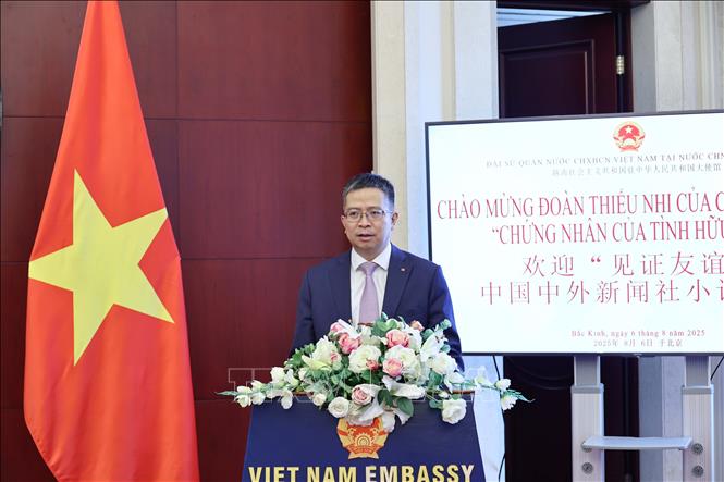 Đại sứ Việt Nam tại Trung Quốc Phạm Thanh Bình giới thiệu với thiếu nhi Trung Quốc về đất nước Việt Nam thân thiện, phát triển năng động, điểm đến an toàn, hấp dẫn. Ảnh: Công Tuyên - PV TTXVN tại Trung Quốc