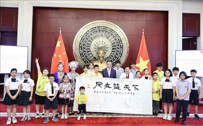 Đại diện thiếu nhi Việt Nam - Trung Quốc chụp ảnh chung cùng Lãnh đạo Đại sứ quán. Ảnh: Công Tuyên - PV TTXVN tại Trung Quốc