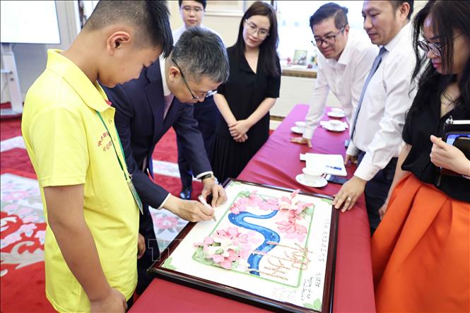 Đại sứ Việt Nam tại Trung Quốc Phạm Thanh Bình cùng cán bộ Đại sứ quán giao lưu với thiếu nhi Trung Quốc. Ảnh: Công Tuyên - PV TTXVN tại Trung Quốc