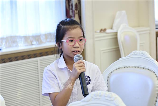 Đại diện thiếu nhi Việt Nam đặt câu hỏi giao lưu tại chương trình. Ảnh: Công Tuyên - PV TTXVN tại Trung Quốc