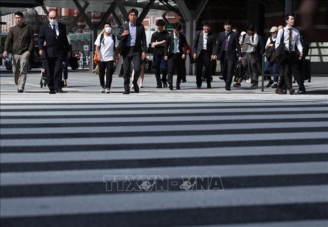 Người dân di chuyển trên đường phố tại Tokyo, Nhật Bản. Ảnh: THX/TTXVN
