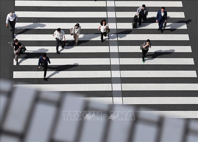 Người dân di chuyển trên đường phố tại Tokyo, Nhật Bản. Ảnh: THX/TTXVN