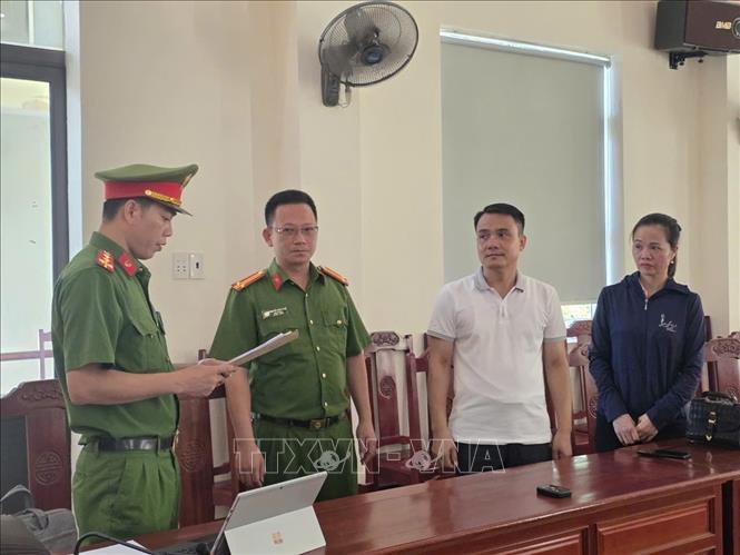 Thi hành Lệnh khởi tố bị can đối với Vũ Ngọc Liêm và Ngô Thị Tuyết. Ảnh: TTXVN phát