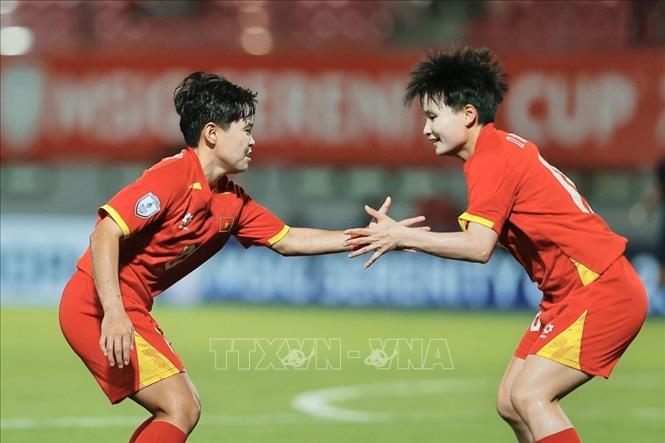 Cầu thủ Ngân Thị Vạn Sự (số 21) ghi bàn thắng nâng tỷ số lên 2-0 cho tuyển nữ Việt Nam. Ảnh: Minh Quyết - TTXVN