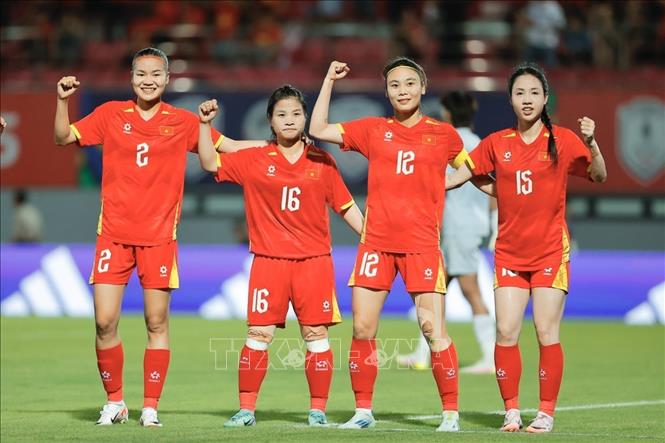 Niềm vui của các cầu thủ nữ Việt Nam khi Dương Thị Vân ghi bàn mở tỷ số cho tuyển nữ Việt Nam. Ảnh: Minh Quyết - TTXVN
